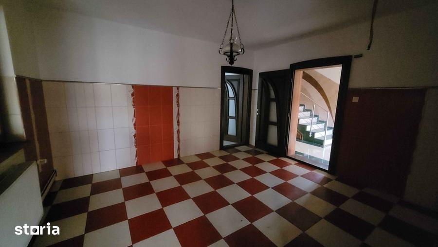 Casă cu Teren 2001 Mp în Central
