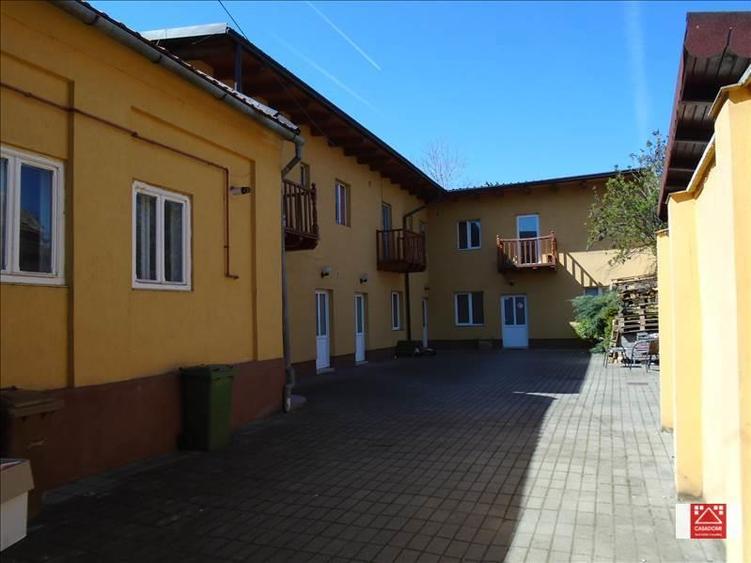 Casă individuală cu 20 camere cu Canalizare în Central