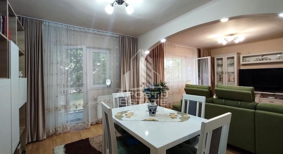 Apartament cu 4 camere semidecomandat, mobilat în Miorița