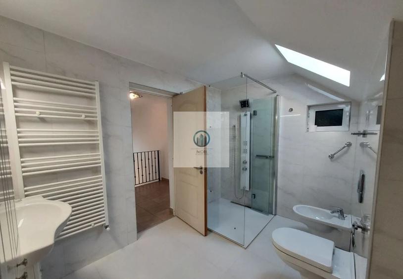 Casă individuală cu 6 camere cu Canalizare în Ultracentral