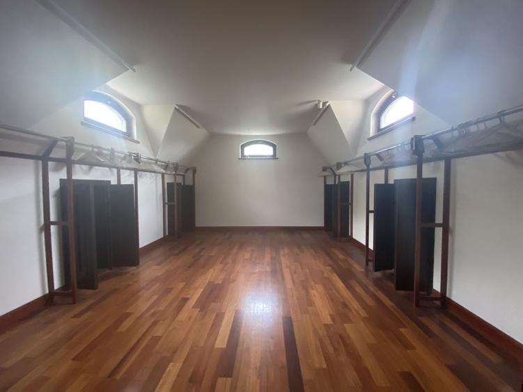 Casă individuală cu 11 camere cu Canalizare în Sisești
