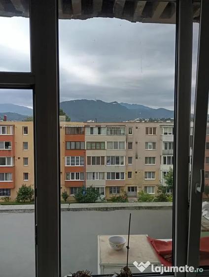 Apartament cu 2 camere decomandat în Tractorul