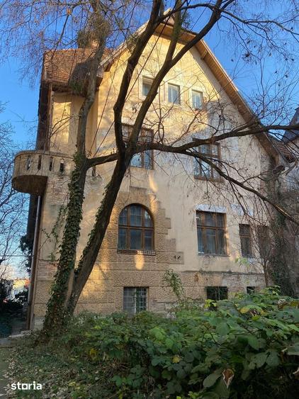 Casă cu 7 camere cu Teren 630 Mp în Gruia