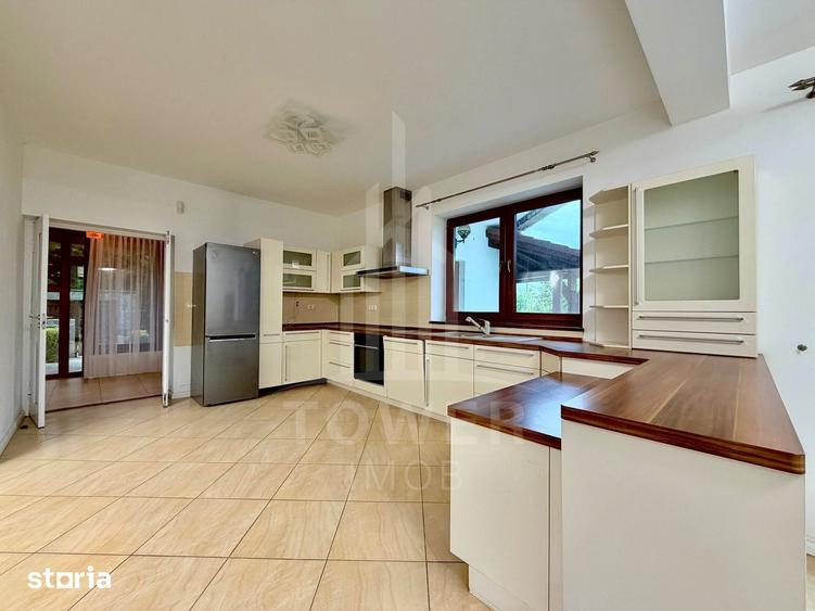 Casă cu 9 camere cu Teren 1300 Mp în Central