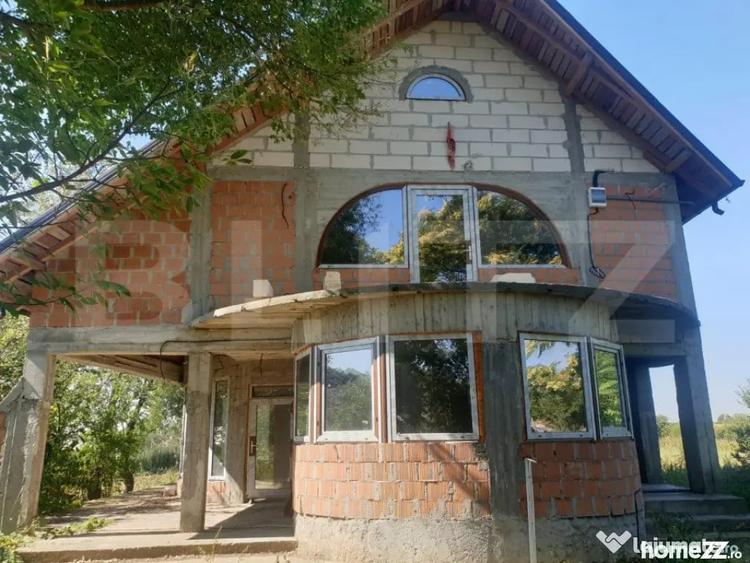 Casă cu 7 camere cu Teren 1000 Mp în Central