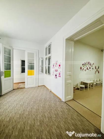 Casă cu 10 camere cu Teren 411 Mp în Lunei