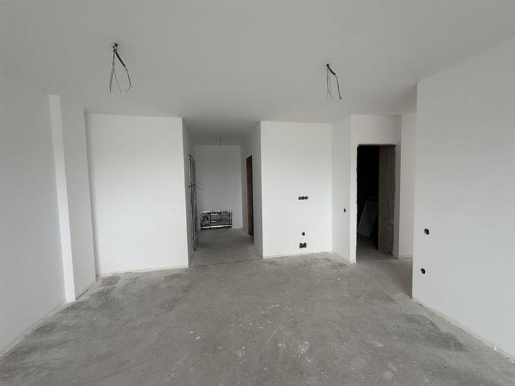 Apartament cu 3 camere semidecomandat în Iris