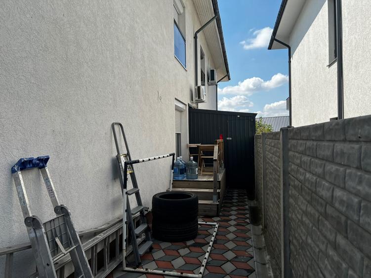 Duplex cu 4 camere cu Canalizare în Domnești