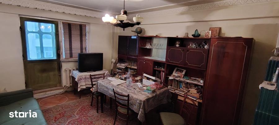 Apartament cu 4 camere decomandat în Central