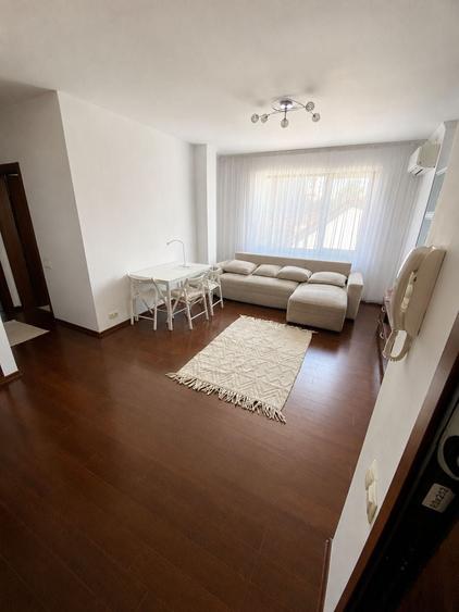 Apartament cu 3 camere semidecomandat în 1 Mai
