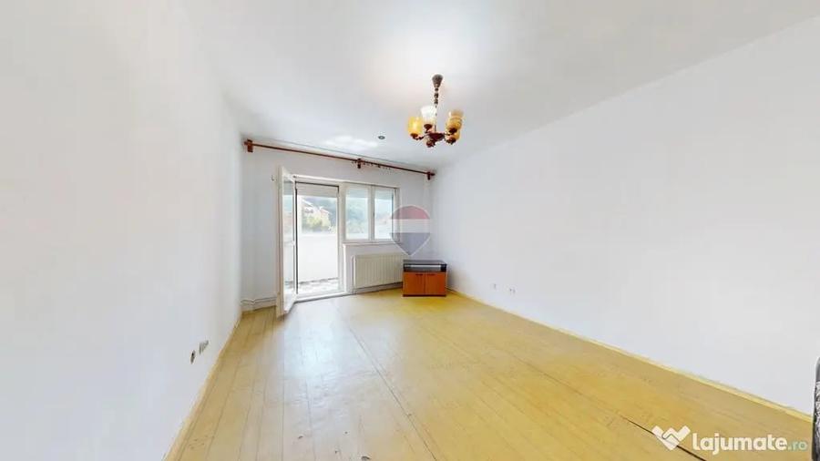 Apartament cu 4 camere decomandat în Răcădău