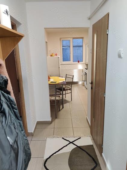 Apartament cu 3 camere decomandat în Tractorul