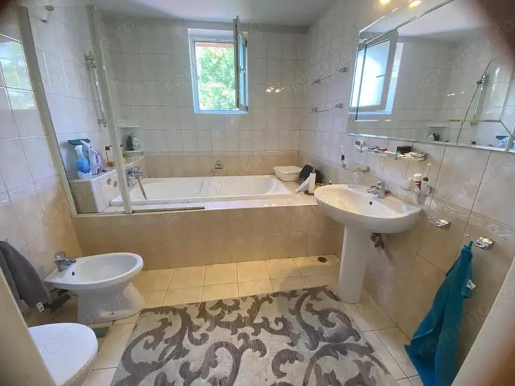 Apartament cu 3 camere semidecomandat în Cetății