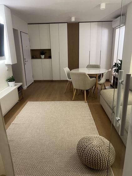 Apartament cu 4 camere decomandat în Central