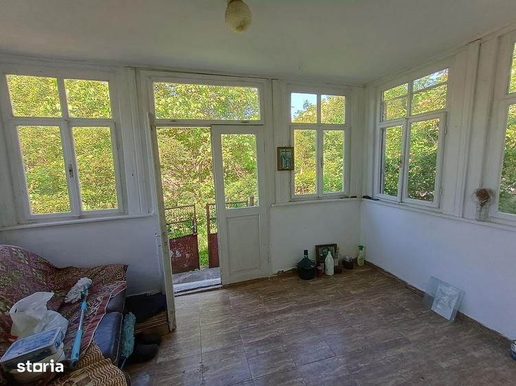 Casă cu 4 camere cu Teren 6000 Mp în Central