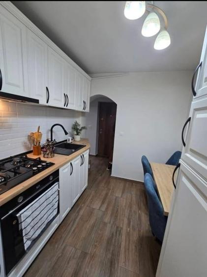 Apartament cu 2 camere semidecomandat, mobilat în Decebal