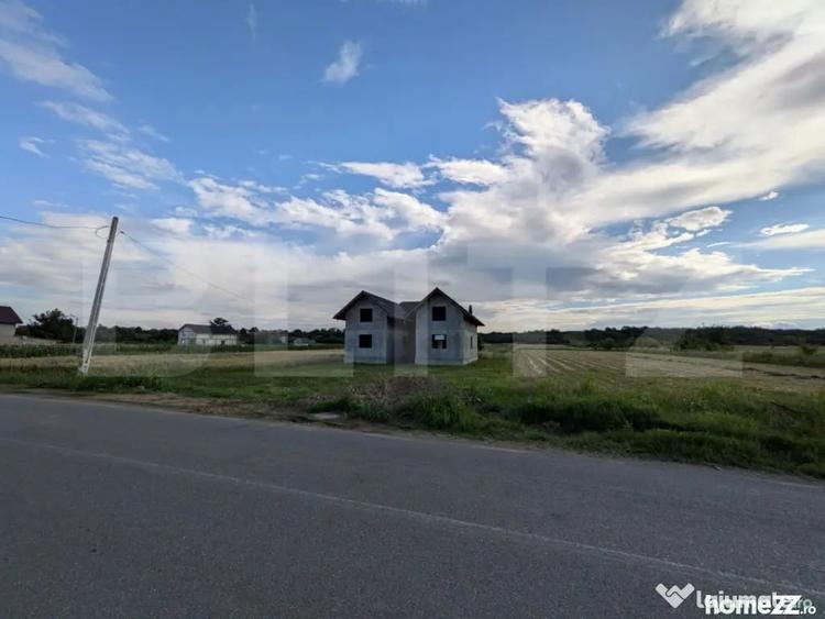 Casă cu 7 camere cu Teren 7500 Mp în Central