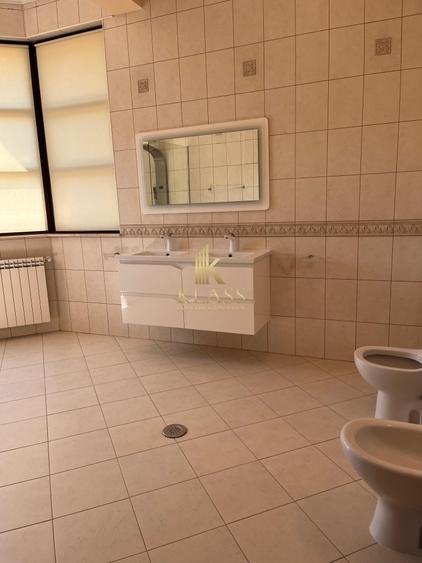 Casă individuală cu 13 camere cu Canalizare în Voluntari