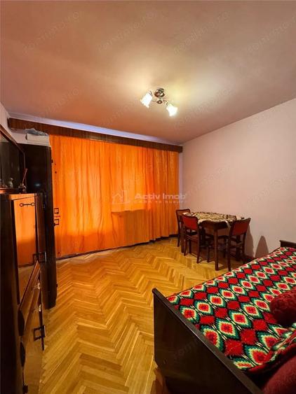 Apartament cu 4 camere decomandat în Micul Dallas