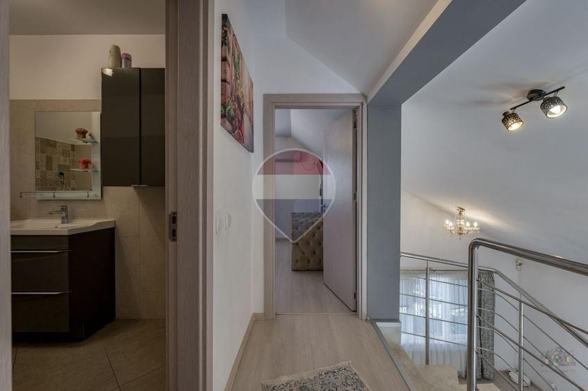 Casă individuală cu 4 camere cu Teren 315 Mp în Est