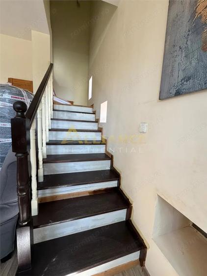 Casă cu 7 camere cu Teren 400 Mp în Central