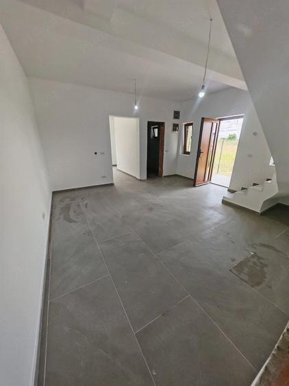 Duplex cu 3 dormitoare, 1 living, 2 bai, 1 bucatarie,terasa ?i curte. - 3