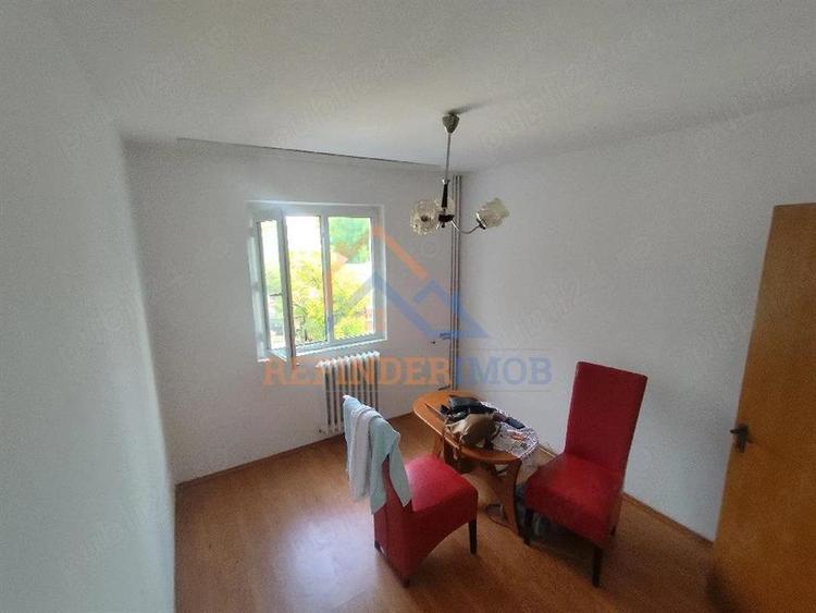 Apartament cu 3 camere semidecomandat în Brâncoveanu
