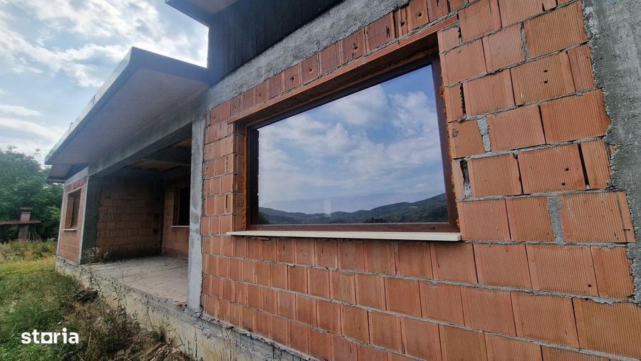 Casă cu 4 camere în Vlădești