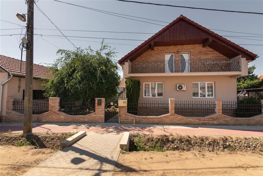 Casă individuală cu 6 camere cu Teren 2349 Mp în Sântion