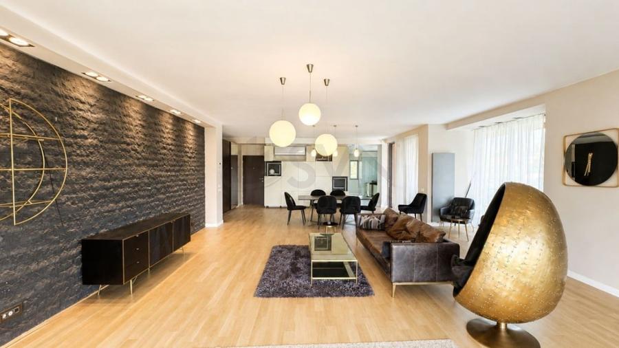 Apartament cu 4 camere decomandat în Băneasa