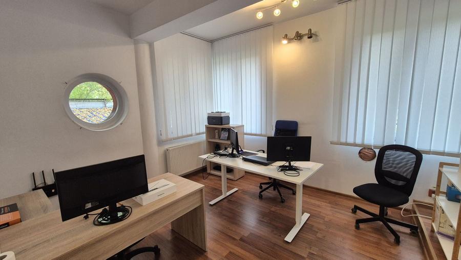 Casă individuală cu 8 camere cu Canalizare în Vatra Luminoasă