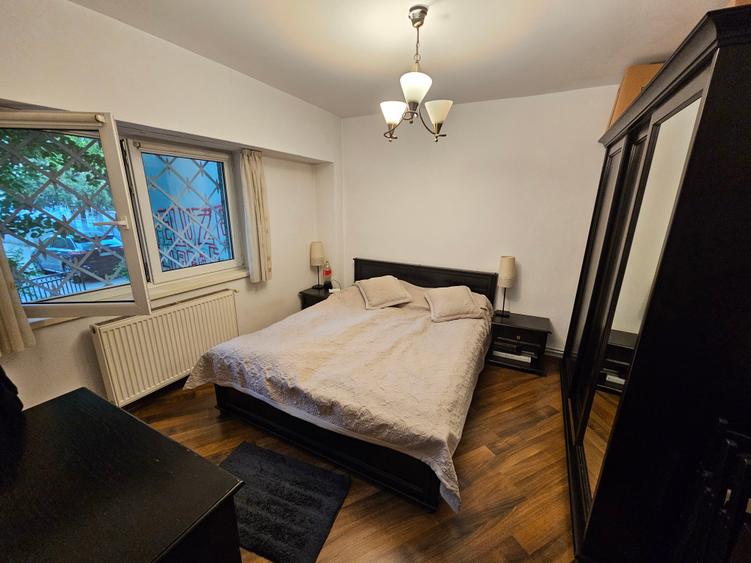 Apartament cu 3 camere semidecomandat în Drumul Sării