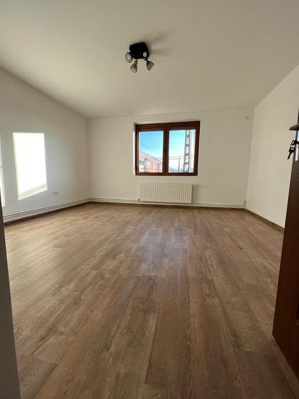 Casă cu 5 camere cu Teren 300 Mp în Exterior Vest