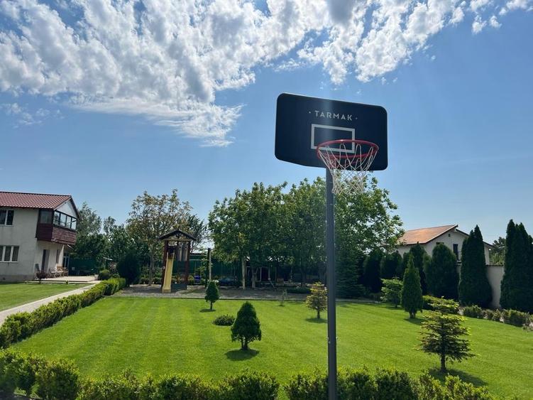 Casă cu 4 camere în Vânători