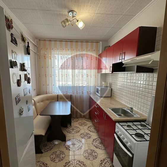 Apartament cu 3 camere semidecomandat în Podu Roș