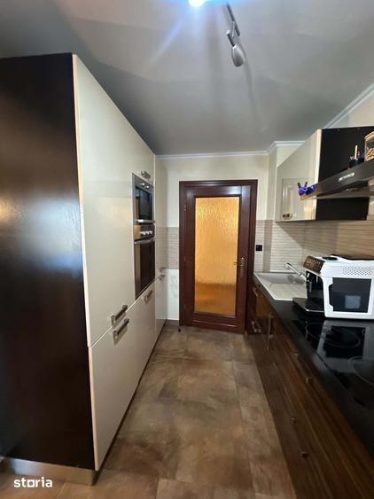 Apartament cu 5 camere decomandat în Soarelui