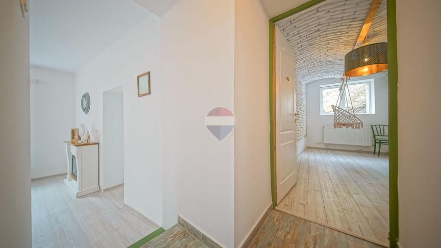 Apartament cu 3 camere semidecomandat, mobilat în Schei