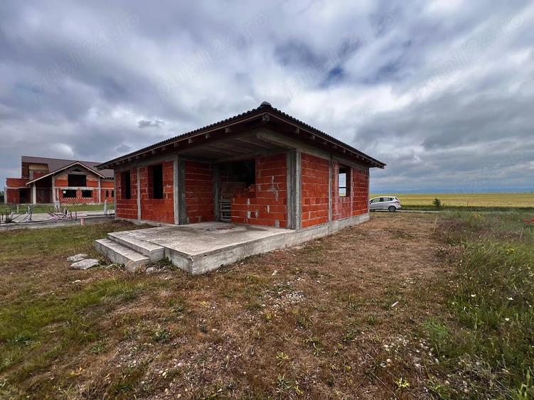 Casă cu Teren 570 Mp în Zimandcuz