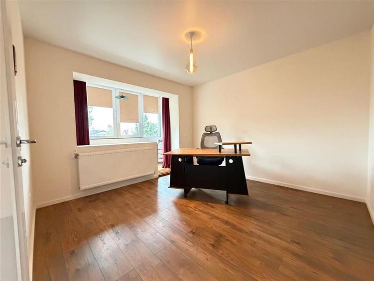 Apartament cu 3 camere semidecomandat, mobilat în Centrul Civic