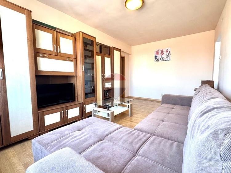 Apartament cu 3 camere semidecomandat, mobilat în Central