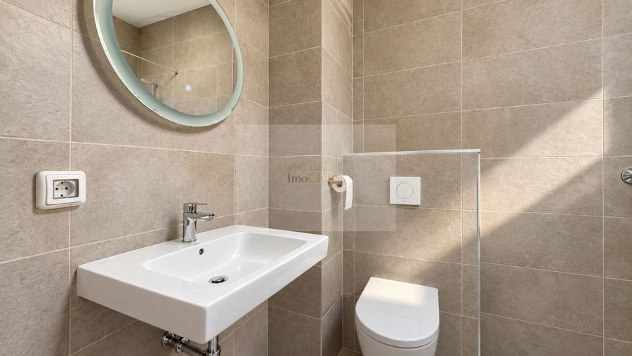 Apartament cu 3 camere semidecomandat, mobilat în Central