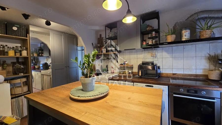 Apartament cu 3 camere semidecomandat în Bucovina