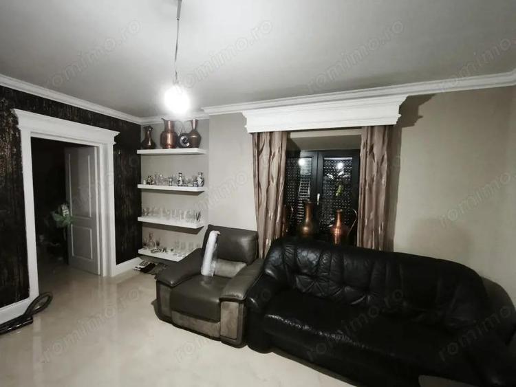 Casă cu 8 camere cu Teren 750 Mp în Central