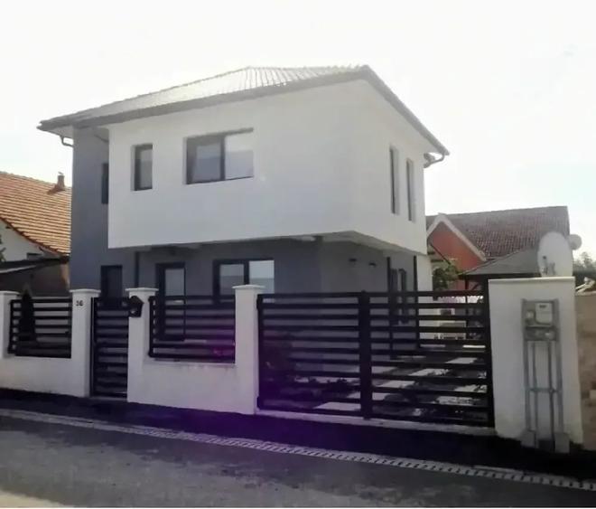 Casă cu Teren 300 Mp în Preajba