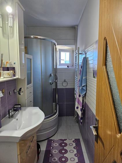 Apartament cu 4 camere decomandat în Tei