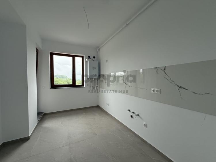 Apartament cu 3 camere decomandat în Tractorul