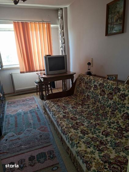 Apartament cu 4 camere decomandat în Rovine