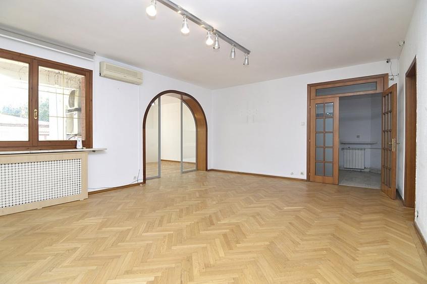 Casă individuală cu 8 camere cu Garaj în Gara de Nord