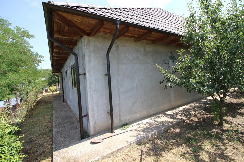 Casă individuală cu 4 camere cu Canalizare în Odaia Manolache