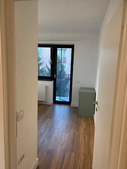 Apartament cu 3 camere semidecomandat, mobilat în Florilor